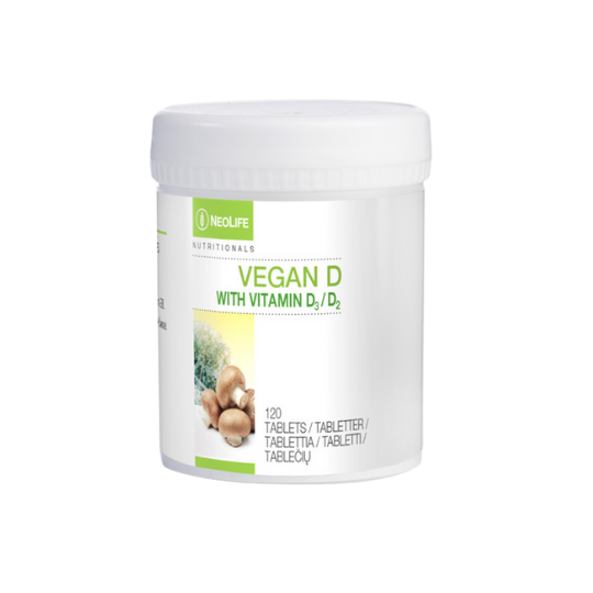 „NeoLife Vegan D“ yra unikalus vitamino D ingredientų derinys iš natūralių šaltinių ir visaverčių maisto produktų, kuris užtikrina puikų veiksmingumą ir biologini prieinamumą.- Sudėtyje yra vitamino D₃ ir vitamino D₂ (cholekalciferolis / ergokalciferolis) - Sudėtyje yra: 1. Vitamino D₃ iš elninių šiurių (Cladonia rangiferina), žinomų kaip šiaurės elnių kerpės, 2. Vitamino D₂ iš mielių ir aukščiausios kokybės grybų (Agaricus bisporus).