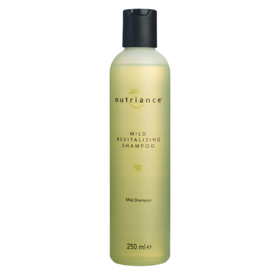 Kokybiškas plaukų šampūnas su vitaminu B3, provitaminu B5 ir rinktiniais augalų ekstraktais išplauna ir pamaitina plaukus.Suteikia jūsų plaukams natūralaus švytėjimo, elastingumo ir blizgesio.